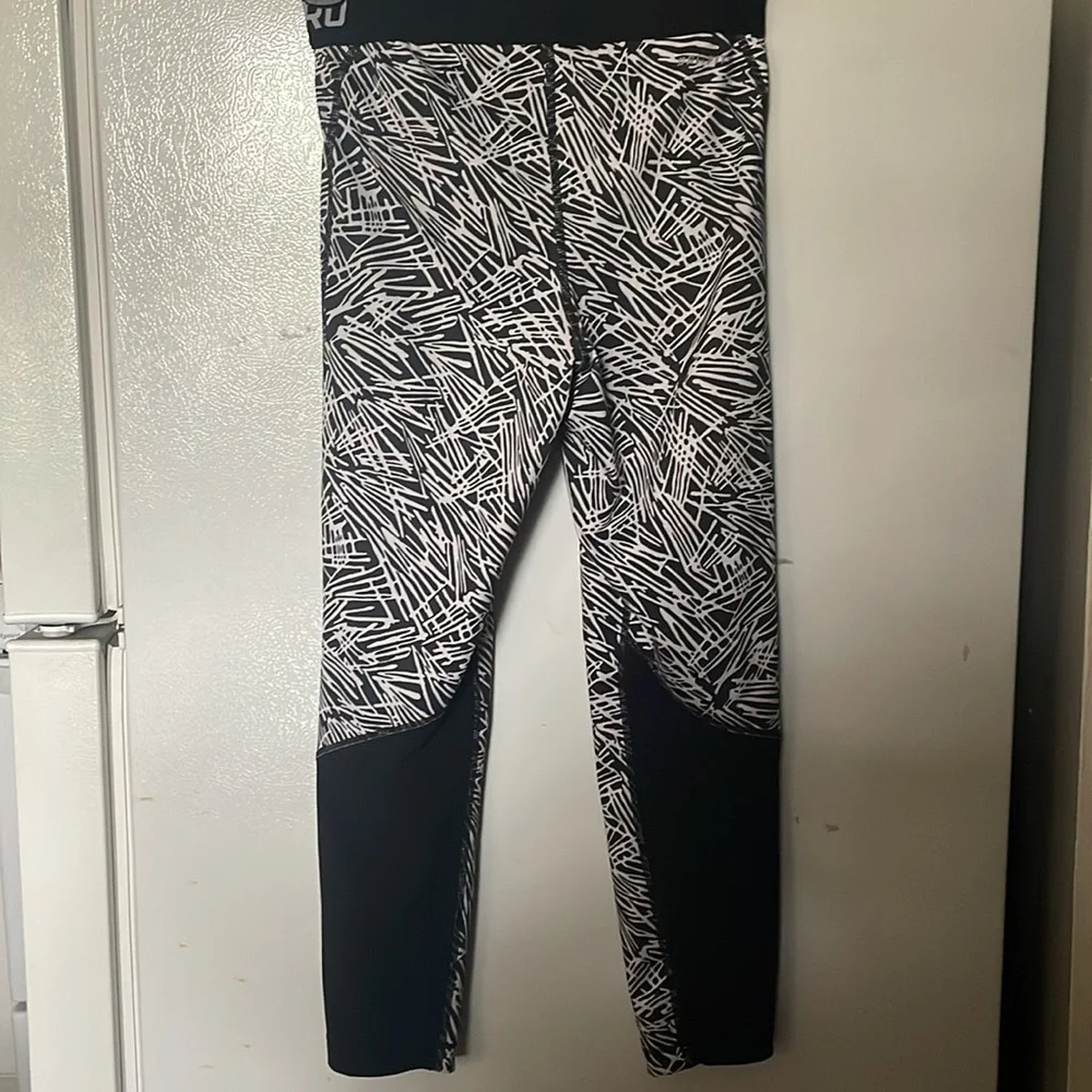 Nike‎ Pro Small White and Black Performance Leggings